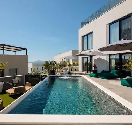 Boutique Vino & - Infinity Pool - Rooftop - * Podstrana